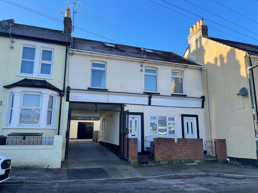 Lot: 123 - LARGE GARAGE WITH GROUND RENT INVESTMENT - Terrace house arranged as flats